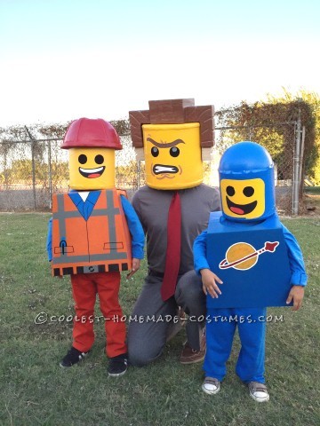 Increíbles disfraces temáticos de Lego Movie Family.