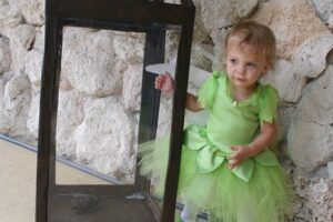 Belleza Tinkerbell en un traje hecho a mano para una niña linterna