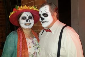 Coloridos disfraces de Halloween para parejas inspirados en el Día de Muertos