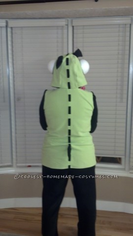 Disfraz casero de Invader Zim Girl con cupcake gigante