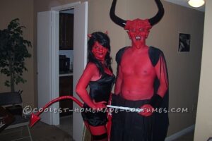 Disfraz casero de pareja de diablos basado en la leyenda