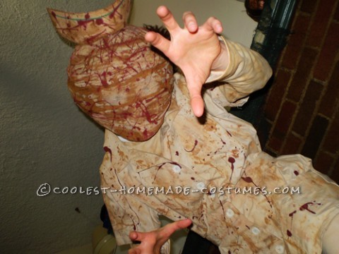 ¡Hice este disfraz de enfermera de Silent Hill hace un par de años completamente a mano!  Todos los aspectos, con la posible excepción de los zapatos y las medias, los hiciste tú.