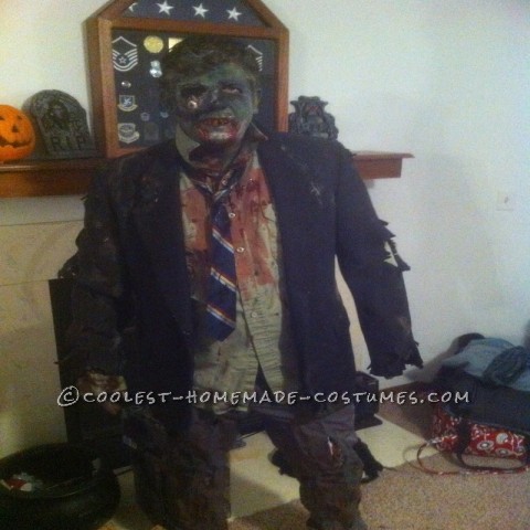 Traje de zombi, primero tuve que sacar algunas ropas viejas por mi propia voluntad.  Solo gasté $13 y compré una camisa de manga larga (verde pálido) y