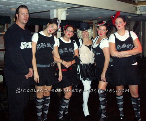 En 2005 fuimos como Gwen Stefani y sus chicas de Harajuku con nuestro propio guardaespaldas, por supuesto.  Para Gwen, compré un disfraz de Spite in Wonderland.