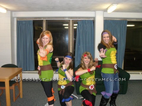 Como era nuestro primer año de universidad, solo nos conocíamos unas pocas semanas antes de que decidiéramos convertirnos en Teenage Mutant Ninja Turtles.  Nosotros ordenamos