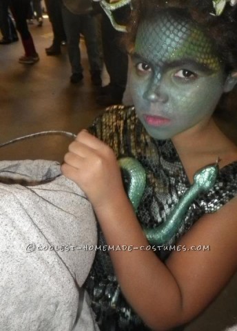 Para el disfraz de Halloween de mi hija, ella quería ser Medusa.  En realidad era un disfraz bastante simple (sin costura).