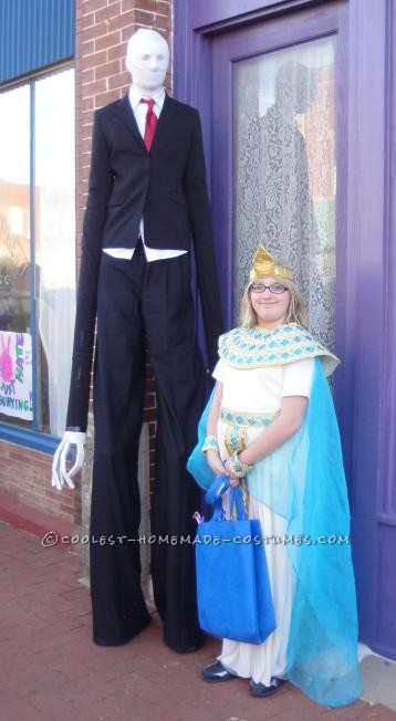 Fue idea de mi hijo de 15 años. Slenderman es una criatura mítica que se convirtió en un personaje de videojuego. Fuimos y compramos dos chaquetas en oferta.