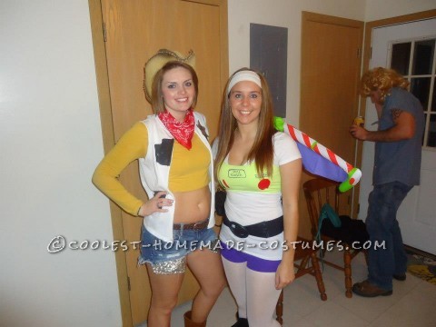 Mi amigo y yo fuimos Buzz y Woody para Halloween.  ¡Estos disfraces fueron muy fáciles de hacer y a todos les encantaron!  Para el disfraz de Woody,