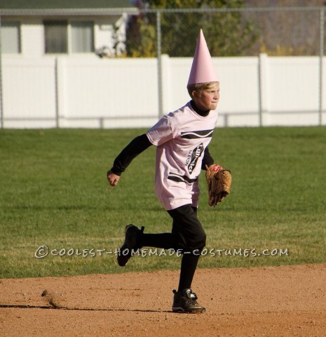 Era medio casero.  Nuestro equipo de softball LUNATICS de 12 y 13 años jugó el torneo de Halloween disfrazados 