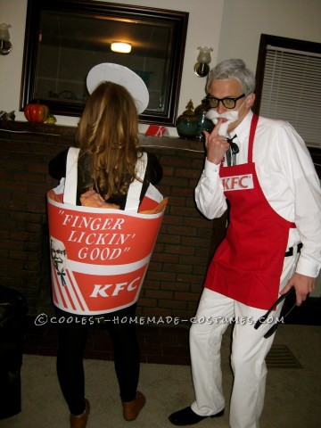 El disfraz más cool del Coronel Sanders y cubos de pollo frito