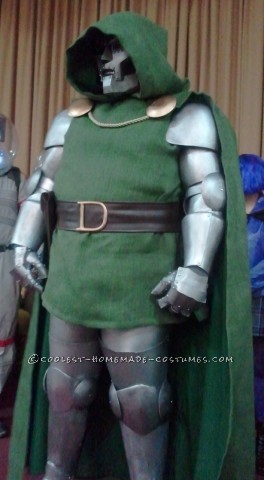 Palmcon 2011 fue la primera convención en la que participé, después de lo cual me inspiré para hacer un disfraz para 2012.  Pasé todo el año trabajando en el traje y el ba del Dr. Doom.