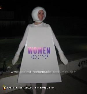 Diseño de vestuario de letrero de baño femenino casero