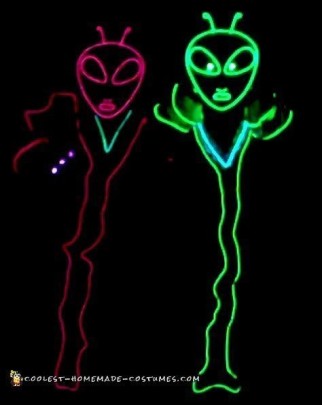 Fantásticos disfraces alienígenas que brillan en la oscuridad.