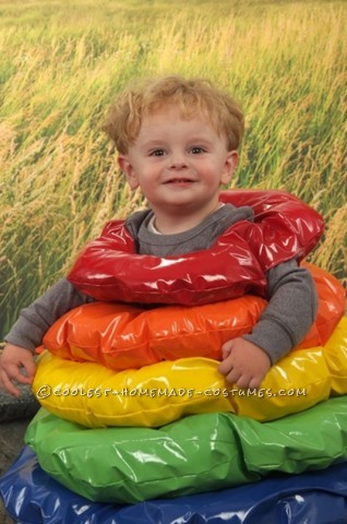 Idea de disfraz de bricolaje para un niño pequeño: disfraz de juguete con un anillo