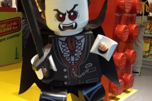 Impresionante disfraz casero de minifigura: Awakening Lego Lord Vampire