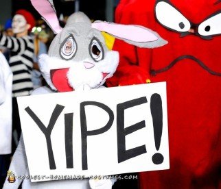 Impresionante disfraz de Gossamer y Bugs Bunny