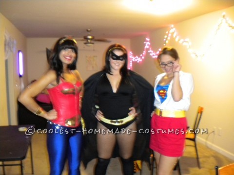 Wonder Woman es un corsé rojo con tejido dorado brillante.  Polainas azules y palos sobre estrellas blancas.  Leggins rojos Batman - Bañador negro de una pieza, sí