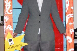 La muñeca Pee Wee Herman casera más genial en un traje de caja