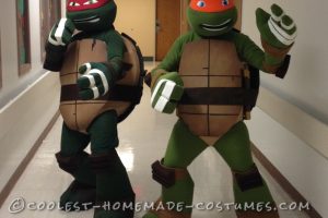 Las Tortugas Ninja mutantes adolescentes visitan a las mujeres y los niños de Buffalo en Halloween