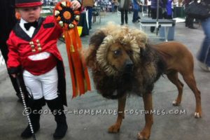 Disfraz de niño y perro genial: domador de leones y león