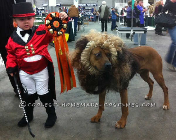 Disfraz de niño y perro genial: domador de leones y león