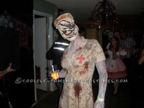 Así que este año quería hacer otro disfraz de pareja espeluznante para mi esposo y para mí.  Siempre nos ha encantado la película Silent Hill y siempre he