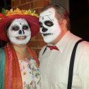 Coloridos disfraces de Halloween para parejas inspirados en el Día de Muertos