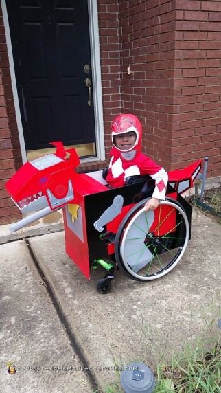 ¡Disfraz creativo de Dinozord para niños en silla de ruedas!