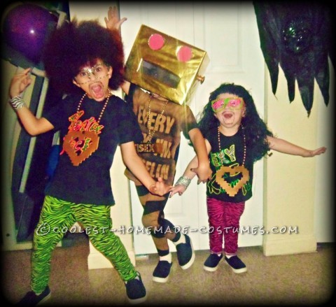 ¡Todos los años hacemos disfraces caseros, y todos los años se combinan los disfraces de los niños!  Este año decidimos hacer LMFAO porque les ENCANTAN!!  Jue