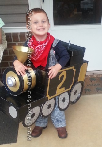 ¡Impresionante motor de Halloween con un pequeño ingeniero!