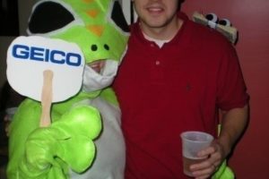 Geico Gecko y disfraz de pareja de clientes