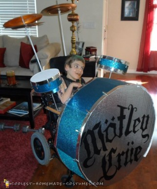 Impresionante disfraz casero de baterista en silla de ruedas