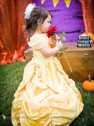 Impresionante disfraz de Halloween DIY de Disney: belleza amarilla