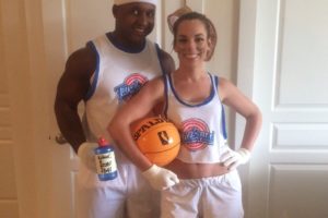 Disfraz para pareja de Bugs de Space Jam y Lola Bunny