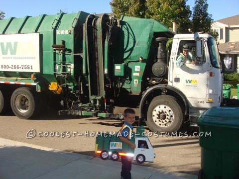 Gran idea de disfraz de hogar familiar: botes de basura y familia de camiones de basura.