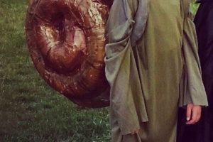 El mejor disfraz de caracol de Halloween hecho a mano con rastro de baba