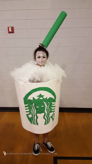 El disfraz más genial de la Copa Gigante de Starbucks ocupa el primer lugar