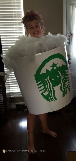 El disfraz más genial de la Copa Gigante de Starbucks ocupa el primer lugar