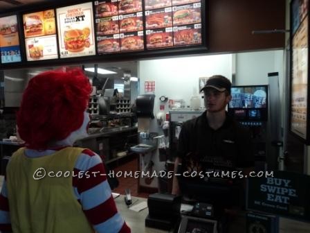 Divertido disfraz casero de Ronald McDonald