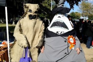 Oogie Boogie y el alcalde Pesadilla antes de Navidad disfrazados de Halloween