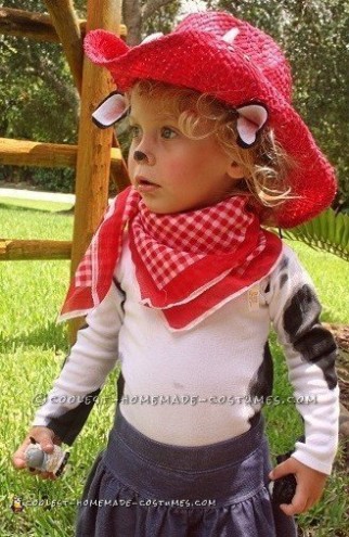 El disfraz de vaca más lindo para una niña vaquera