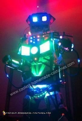 Disfraz de robot de Halloween hecho a mano