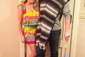 Disfraz de piñata mexicana para una pareja