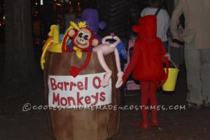 Impresionante disfraz de hágalo usted mismo «Barrel of Monkeys»