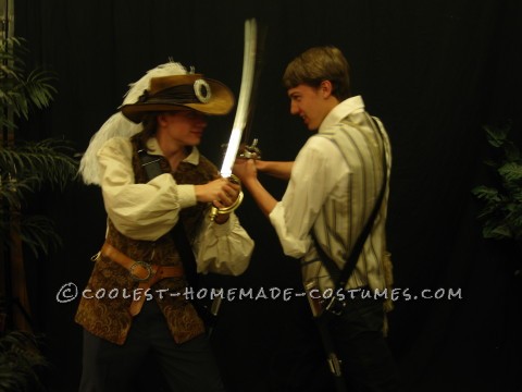 Genial disfraz casero de grupo de Piratas del Caribe: Will Turner y Ragetti