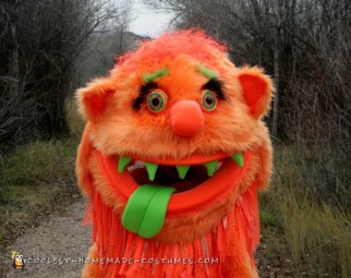 Disfraz de monstruo improvisado naranja grande