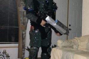 El traje de motociclista todoterreno se convierte en la armadura Master Chief de Halo