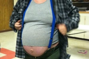 Idea de disfraz de Hillbilly Beer Belly para una mujer embarazada