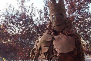 Traje de Groot formado en la tierra