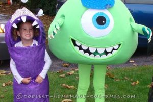 Genial disfraz casero de Mike Wazowski con su hermana pequeña Boo